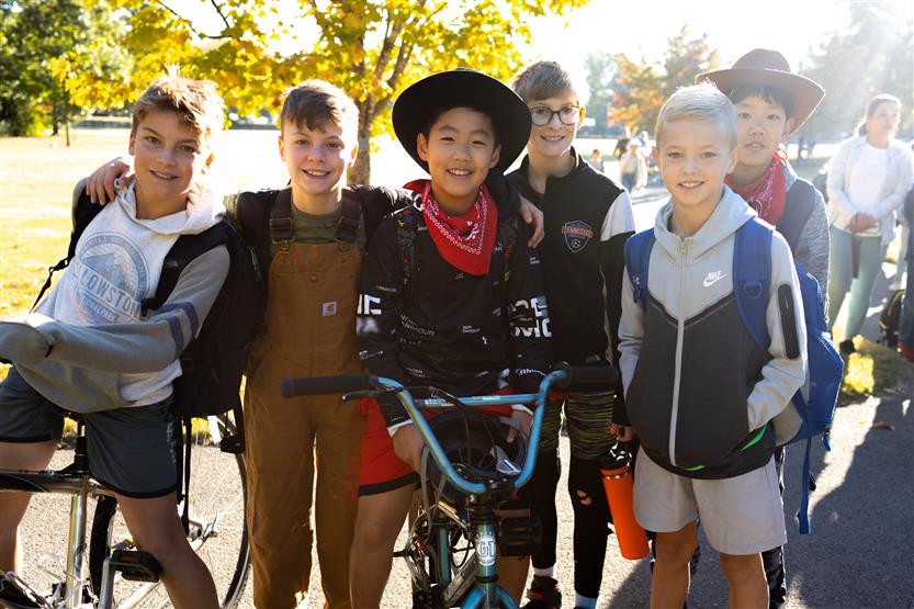 Lipscomb Elementary students walk to school